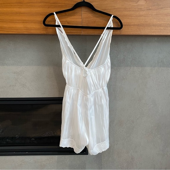 NWOT Lulus A Chance Of Romance Ivory Shiny Plisse Lace Romper, Size M - Picture 7 of 9